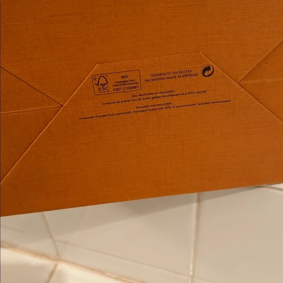 Louis Vuitton Gift Bag - Picture 5 of 6